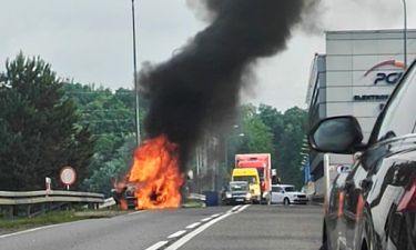 Pożar auta osobowego w pobliżu zapory wodnej w Dębem (fot. Czytelnik) 2