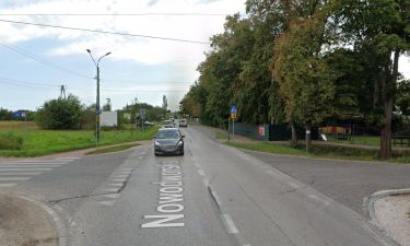 Skrzyżowanie ulicy Nowodworskiej i Szkolnej w Skrzeszewie (fot. Google Maps)