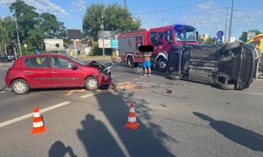 Zderzenie dwóch Renault na skzyżowaniu Sobieskiego i Piłsudskiego w Legionowie (fot. KP PSP w Legionowie)