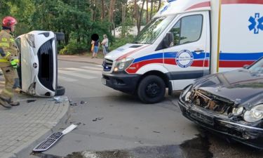 Zderzenie Toyoty i Mercedesa na skrzyżowaniu Chrobrego i Sowińskiego w Legionowie (fot. KP PSP w Legionowie) 1