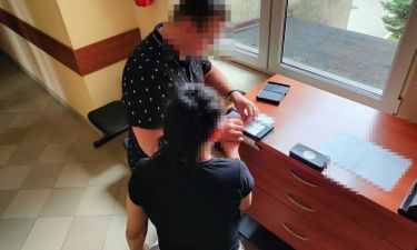 Policjant z zatrzymaną 36-latką (fot. KPP w Legionowie)