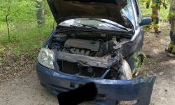 W Stanisławowie Pierwszym kierowca Toyoty uderzył w drzewo (fot. KP PSP w Legionowie) 1