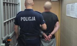 Policjant z zatrzymanym 34-latkiem (fot. KPP w Legionowie)