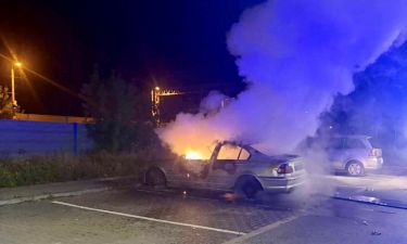 Pożar BMW przy ulicy Kolejowej w Chotomowie (fot. OSP Chotomów)