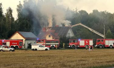 Pożar domu w Serocku przy ul. Moczydło (fot. Czytelniczka)