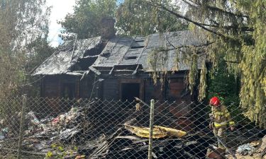 Pożar drewnianego pustostanu przy Wiślanej w Jabłonnie (fot. KP PSP w Legionowie)