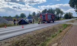 W Kałuszynie samochód osobowy wypadł z ulicy Nowodworskiej (fot. OSP Kałuszyn) 1