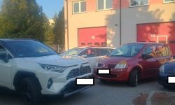 Samochody utrudniające wyjazd z remizy strażakom z OSP Janówek-Góra (fot. OSP Janówek-Góra)