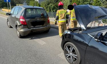 Zderzenie Hyundaia i Mercedesa na Warszawskiej w Legionowie (fot. KP PSP w Legionowie)
