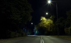 Pusta ulica na przedmieściach dużego miasta ciepłą pażdziernikową nocą