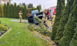 Kierowca Hondy staranował ogrodzenie posesji w Aleksandrowie (fot. KP PSP w Legionowie)