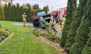 Kierowca Hondy staranował ogrodzenie posesji w Aleksandrowie (fot. KP PSP w Legionowie)