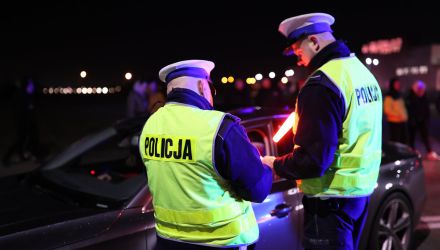 Nocna akcja policji w związku z kontrolą podejrzanych samochodów. (fot. stock.adobe.com)