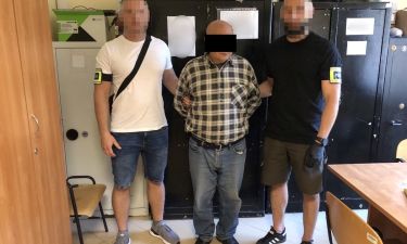 Policjanci z zatrzymanym kieszonkowcem (fot. KSP)
