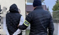 Policjant z jednym z zatrzymanych mężczyzn (fot. KPP w Legionowie)