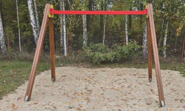 Uszkodzona huśtawka na terenie rekreacyjno-sportowym w Janówku Drugim (fot. OSiR Jabłonna)