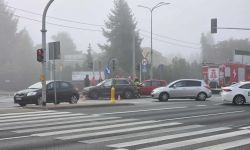 Zderzenie dwóch aut na skrzyżowaniu ulicy Warszawskiej i Sowińskiego w Legionowie