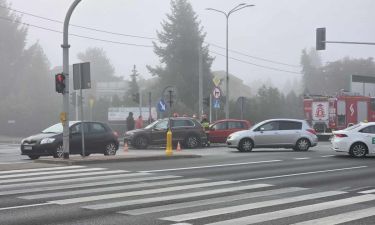 Zderzenie dwóch aut na skrzyżowaniu ulicy Warszawskiej i Sowińskiego w Legionowie